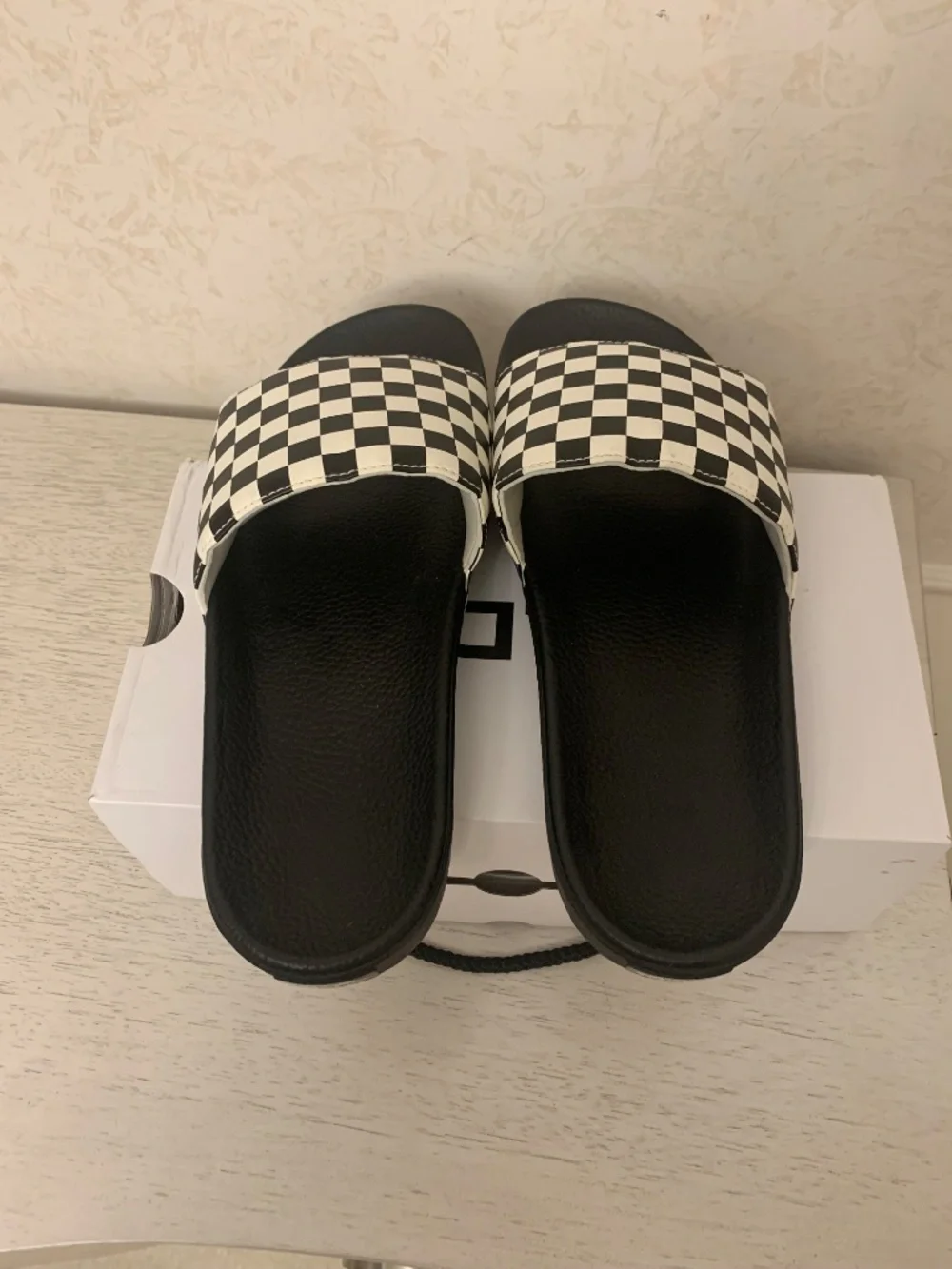 NWOT Men’s black and white checker-board Vans sandalias, size 11